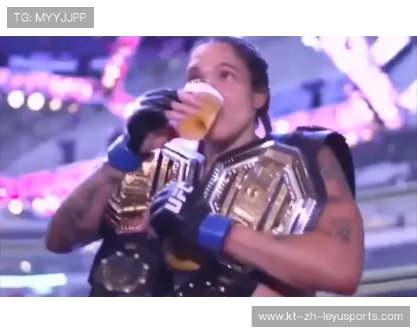 UFC 选手赛后举对手上肩庆祝！画面爆笑