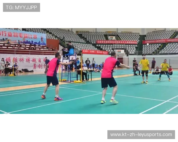 “简阳文体中心:飞扬的羽毛球赛场点燃全场热情” “简阳文体中心:飞扬的羽毛球赛场点燃全场热情”